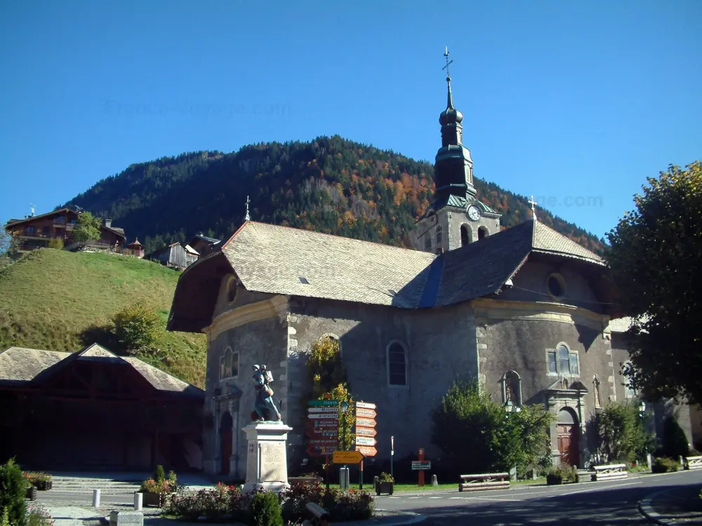 Morzine - Église du village (station de sports d'hiver et d'été), pâturage et forêt, dans le Haut-Chablais
