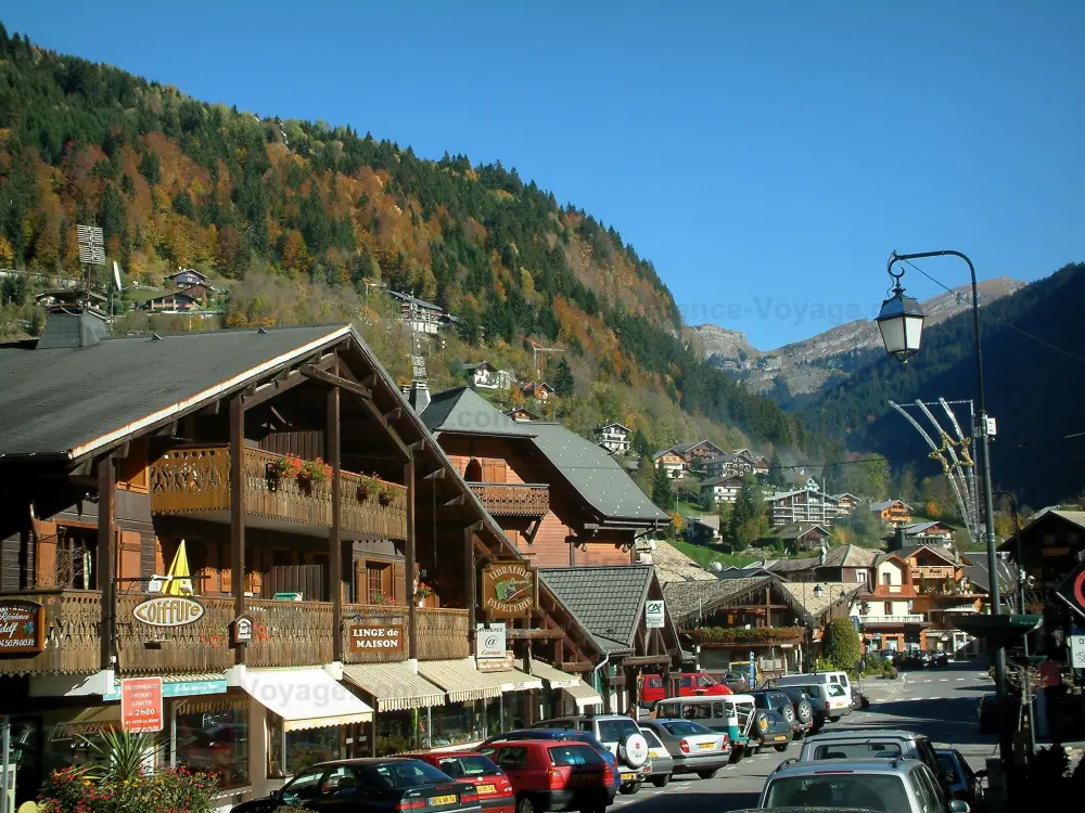 Morzine - Strasse des Dorfes (Sommer- und Wintersportort) mit Chalets, Boutiquen und Blick auf den Wald, im Haut-Chablais