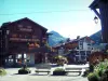 Morzine - Flores e arbustos em vasos, bancos de madeira e chalés da aldeia (estância de desportos de inverno e verão), no Alto Chablais