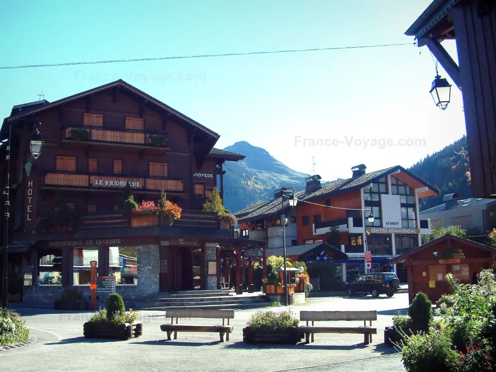 Morzine - Blumen und Sträucher in Töpfen, Bänke aus Holz und Chalets des Dorfes (Sommer- und Wintersportort), im Haut-Chablais