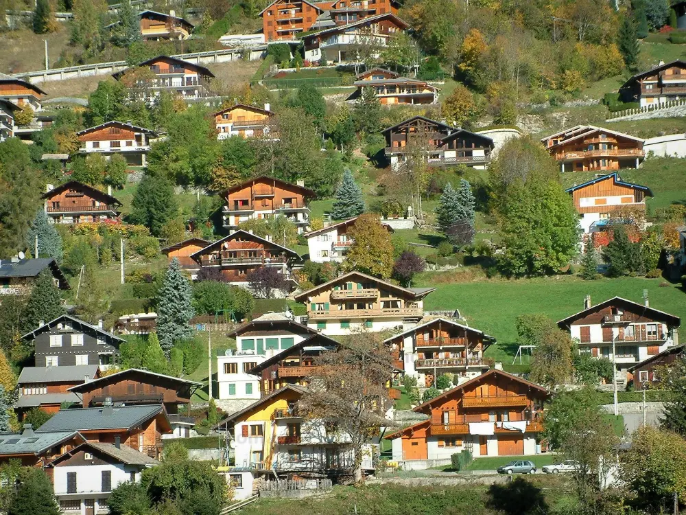 Morzine - Bäume und Chalets des Dorfes (Sommer- und Wintersportort), im Haut-Chablais