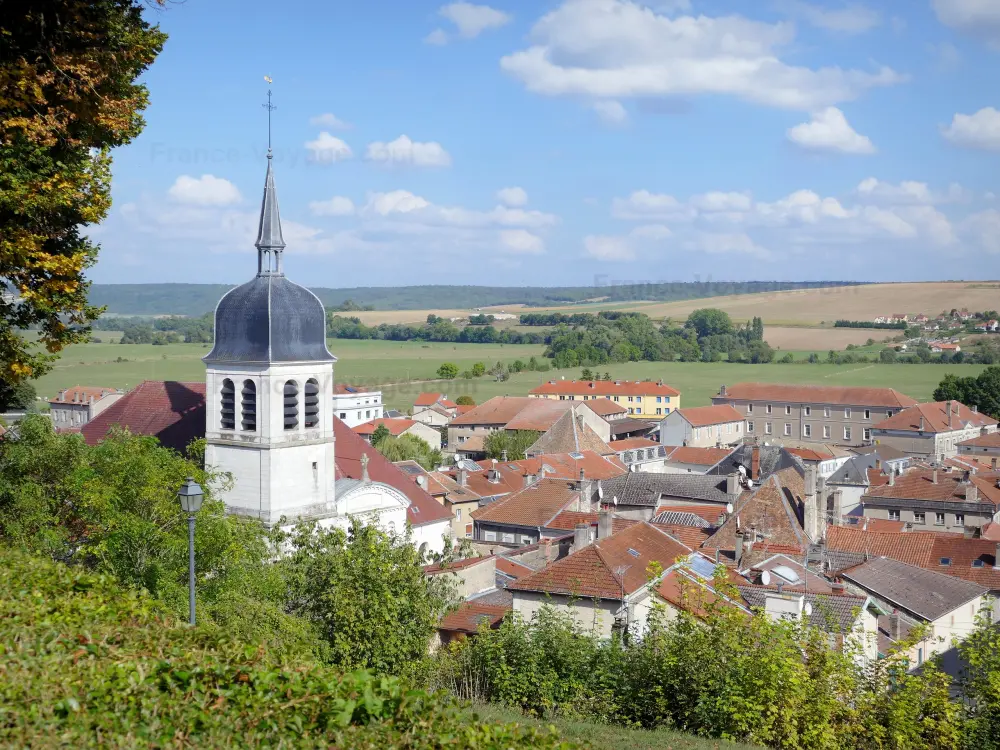 Guia da Mosa - Vaucouleurs - Torre sineira da igreja de Saint-Laurent, telhados das casas da aldeia e paisagem envolvente