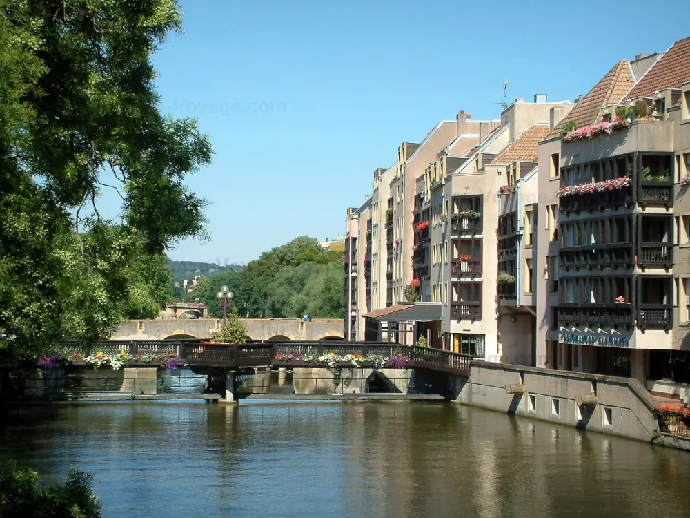 Guide de la Moselle - Metz - Rivière (Moselle), arbres, ponts et immeubles aux balcons de bois ornés de fleurs