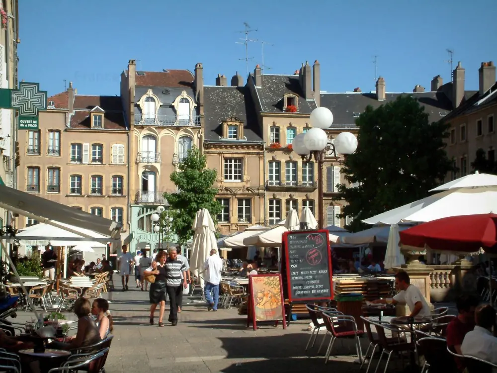 Guide de la Moselle - Metz - Place Saint-Jacques avec terrasses de cafés et maisons