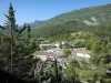 La Motte-Chalancon - Roanne-Tal, im Regionalen Naturpark Baronnies Provençales: Blick auf die Häuser von La Motte-Chalancon in einer grünen Umgebung