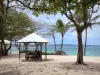 Le Moule - Carbets het strand van de andere rand met uitzicht op de Atlantische Oceaan en de stad van Le Moule