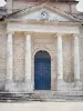 Le Moule - Colonnes de style ionique de la façade de l'église Saint-Jean-Baptiste