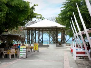 Le Moule - Terrasses de restaurants et kiosque à musique donnant sur la plage de l'Autre Bord