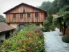 Moulin Richard de Bas - Site du moulin à papier : bâtiments abritant le musée historique du papier et végétation ; sur la commune d'Ambert, dans le Parc Naturel Régional Livradois-Forez