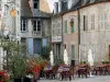 Moulins - Terraza del café, decoración floral (flores) y las fachadas de las casas en el casco antiguo