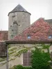 Moulins-Engilbert - Casa ladeada por uma torre