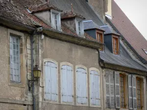 Moulins-Engilbert - Fachadas de casas en el casco antiguo