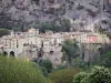 Moustiers-Sainte-Marie - Clocher de l'église Notre-Dame-de-l'Assomption et maisons du village, falaise et arbres ; dans le Parc Naturel Régional du Verdon