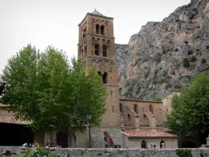 Moustiers-Sainte-Marie - Campanile della Chiesa di Nostra Signora dell'Assunzione, alberi e roccia