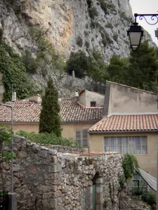 Moustiers Sainte-Marie - Penhasco com vista para as casas da aldeia