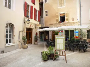 Moustiers-Sainte-Marie - Café terrazza e case del villaggio