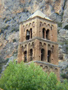 Moustiers Sainte-Marie - Campanário da igreja, da árvore e do penhasco de Notre-Dame-de-l'Assomption