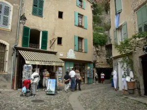 Moustiers Sainte-Marie - Rua, casas e lojas da aldeia
