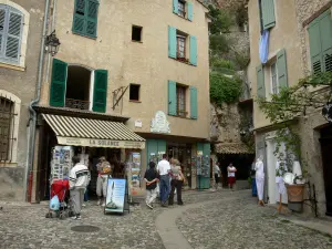 Moustiers-Sainte-Marie - Strada, delle case e negozi del paese