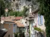 Moustiers-Sainte-Marie - Casas en la aldea al pie del acantilado