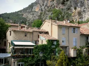 Moustiers Sainte-Marie - Casas de aldeia no sopé da falésia
