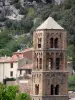 Moustiers-Sainte-Marie - Campanario de la Iglesia de Nuestra Señora de la Asunción de las casas y el pueblo
