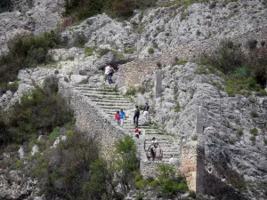 Moustiers-Sainte-Marie - Stazioni della Via Crucis e le sue stazioni che conduce alla Cattedrale di Notre-Dame de Beauvoir