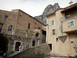 Moustiers-Sainte-Marie - Facciate del villaggio