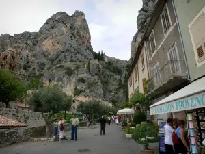 Moustiers Sainte-Marie - Penhasco e capela Notre-Dame-de-Beauvoir com vista para a aldeia