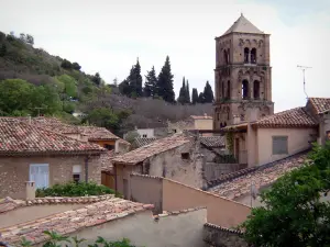 Moustiers Sainte-Marie - Torre sineira da igreja Notre-Dame-de-l'Assomption com vista para os telhados das casas de aldeia