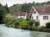 Mouthier-Haute-Pierre - Huizen en bomen langs de rivier de Loue