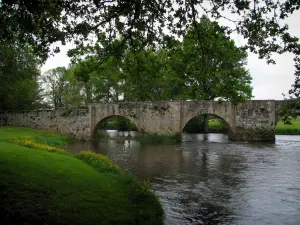 Moutier-d'Ahun - Puente sobre el río (Creuse), rive, flores silvestres y árboles