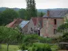 Moutier-d'Ahun - Casas de aldeia e árvores