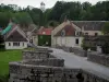 Moutier-d'Ahun - Ponte, casas de aldeia e árvores