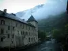 Moûtiers - Bâtiment au bord de la rivière (l'Isère), nuages et colline couverte d'arbres