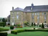Mouzon - Jardins de l'abbaye : pelouses, parterres fleuris, et bâtiments conventuels de l'ancienne abbaye bénédictine Notre-Dame (maison de retraite)