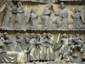 Mouzon - Tímpano esculpido do portal central da igreja da abadia de Notre-Dame