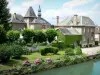 Mouzon - Jardin fleuri et maisons au bord de la Meuse
