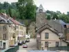 Mouzon - Vue sur la tour-porte de Bourgogne et les maisons de la ville