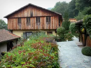 Mühle Richard de Bas - Stätte der Papiermühle: Gebäude bergend das historische Papiermuseum und Vegetation, auf der Gemeinde Ambert, im Regionalen Naturpark Livradois-Forez