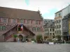 Mulhouse - Place de la Réunion com a sua câmara municipal (fachada pintada da câmara municipal) e as suas casas antigas