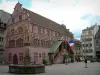 Mulhouse - Lugar de reunión con su fuente, su ayuntamiento (fachada pintada de la sala de la ciudad) y las casas antiguas