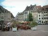 Mulhouse - Place de la Réunion com uma esplanada, um mercado e casas antigas