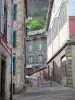 Murat - Pavilhão de salões, becos e fachadas de casas na cidade velha