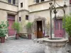 Musée de Cluny - Cour d'honneur de l'hôtel de Cluny avec son puits et entrée du musée national du Moyen Âge