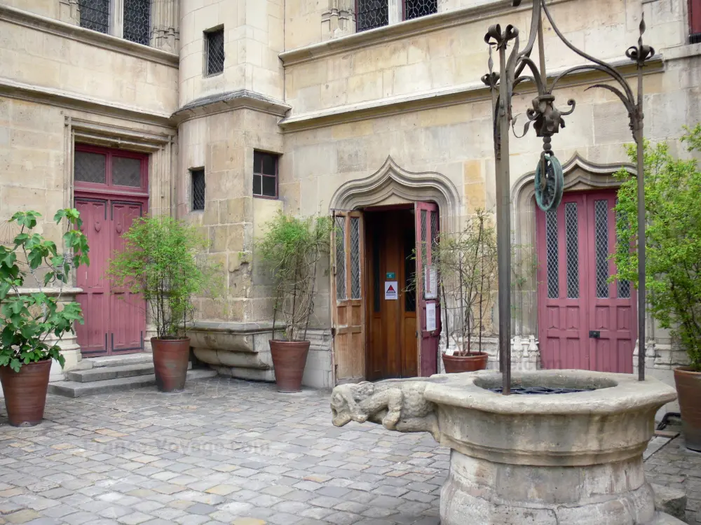 El Museo de Cluny - Museo de Cluny: Patio del Hôtel de Cluny con su bien y entrada del Museo Nacional de la Edad Media