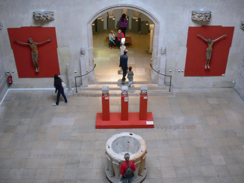 El Museo de Cluny - Museo de Cluny: Museo Nacional de la Edad Media: una vista de la sala de románico y esculturas