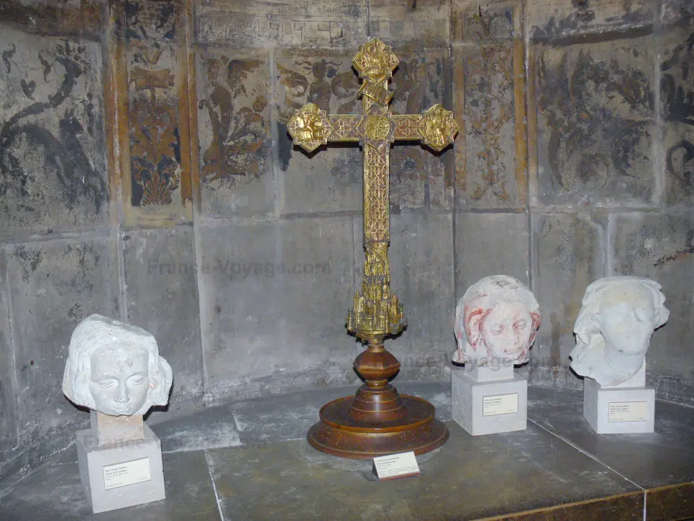 El Museo de Cluny - Museo de Cluny: Musée National du Moyen Age cruz procesional y cabezas esculpidas