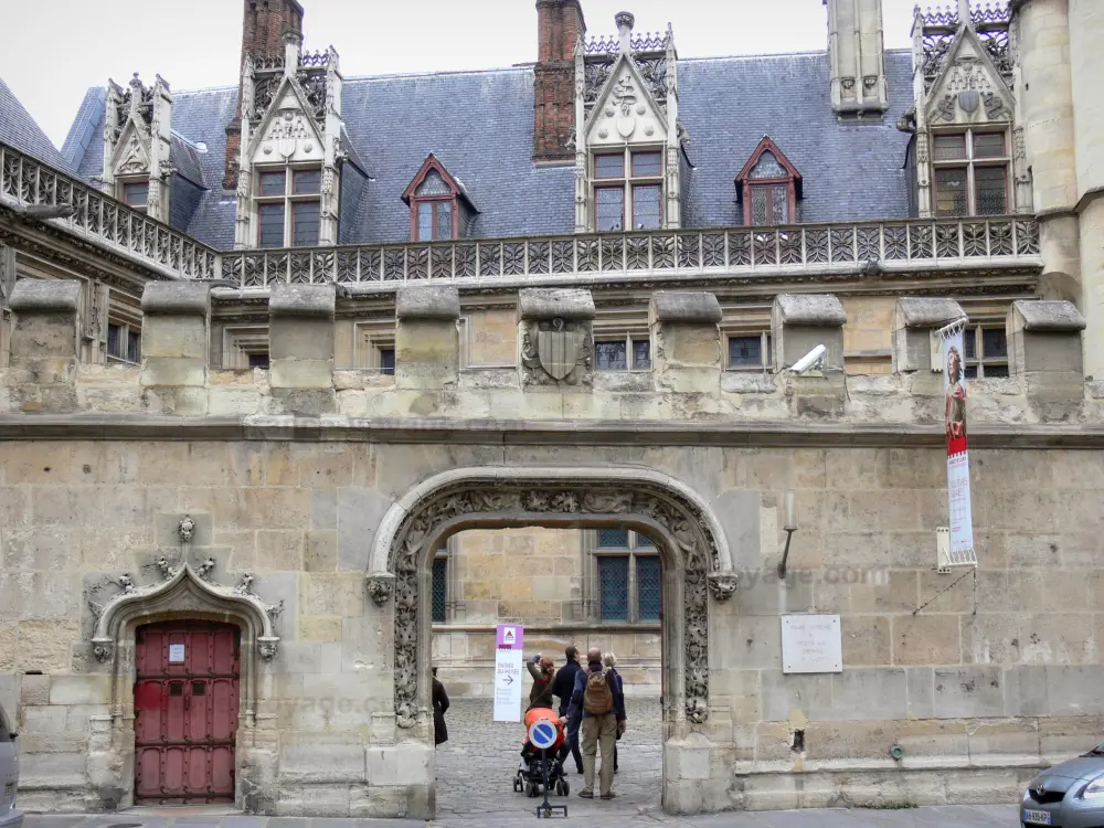 El Museo de Cluny - Museo de Cluny: La entrada del hotel Puerta de Cluny