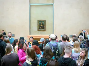 Museum Louvre - Flügel Denon: Besucher vor der Mona Lisa von Léonard de Vinci